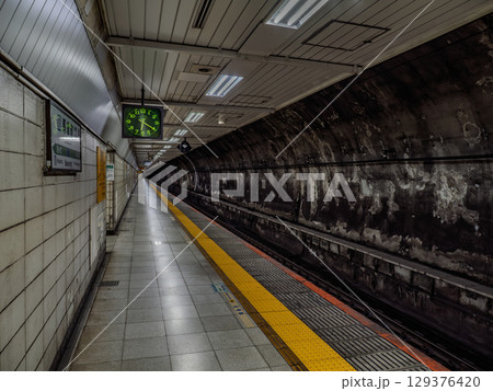 JR東日本「馬喰町駅」のホームとトンネルの壁 129376420