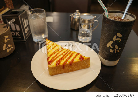 カフェのテーブルで食べる 129376567