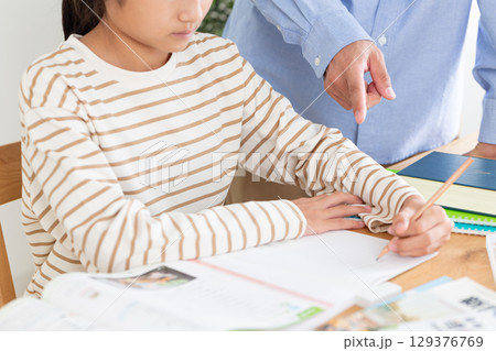 家で宿題をする中学生の女の子 家で宿題をする中学生の女の子 129376769