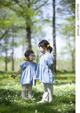 花畑で遊ぶ姉妹 129376798