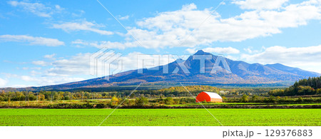 気持ちのいい秋晴れの空と雄大な斜里岳の風景 129376883