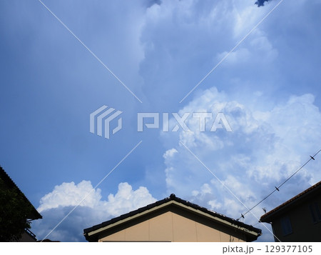 空全体に広がるかのような入道雲（20250806160553） 129377105