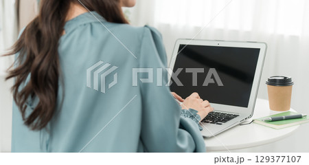 家でパソコンを使って在宅勤務する女性(フルリモート,リモートワーク,テレワーク) 家でパソコンを使って在宅勤務する女性(フルリモート,リモートワーク,テレワーク) 129377107