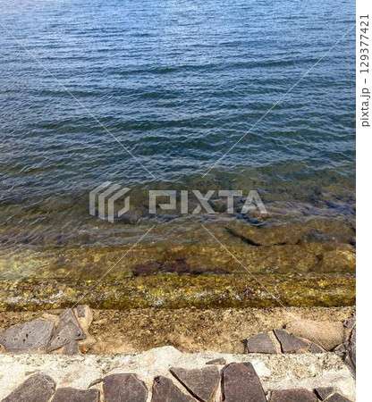 透き通る湖水と岸辺の石畳 129377421