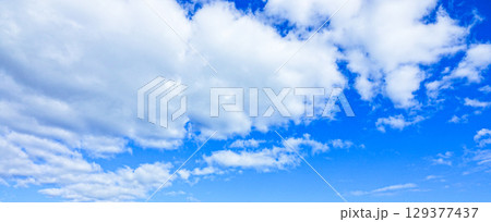 青空と雲のシンプルな風景 129377437