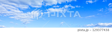 青空と雲のシンプルな風景 129377438