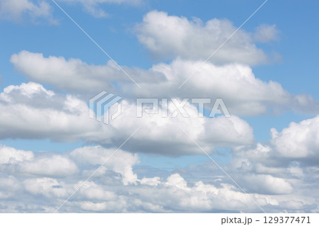 夏の青空と白い雲 129377471