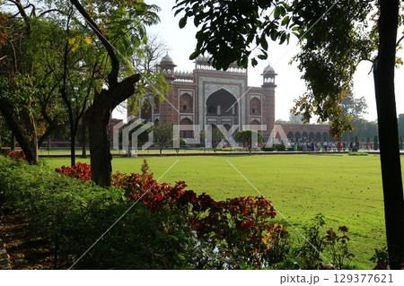 The Taj Mahal is a mausoleum-mosque located in Agra, India, on the banks of the Yamuna River. 129377621