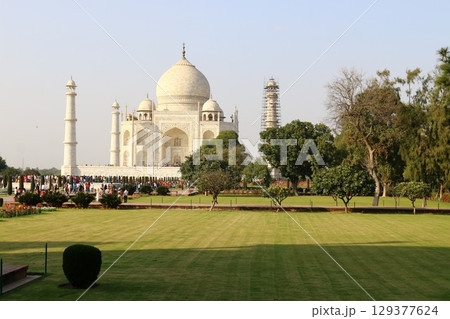The Taj Mahal is a mausoleum-mosque located in Agra, India, on the banks of the Yamuna River. The Taj Mahal is a mausoleum-mosque located in Agra, India, on the banks of the Yamuna River. 129377624