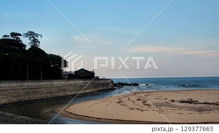 夕暮れの磯原海岸月浜 129377665