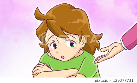 落ち込んている女性に差し伸べられる手 落ち込んている女性に差し伸べられる手 129377731