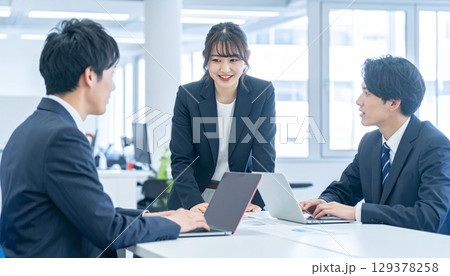 笑顔でミーティングする若手社員 129378258