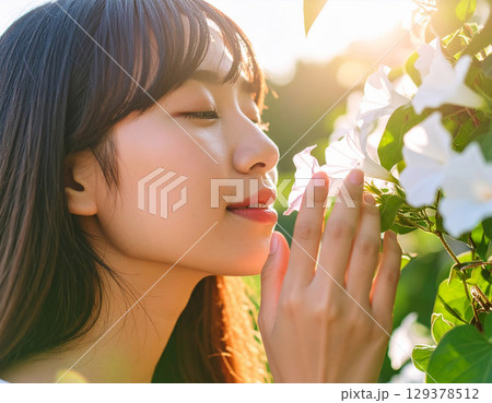 朝顔と若い女性/ Morning glory and young woman 129378512