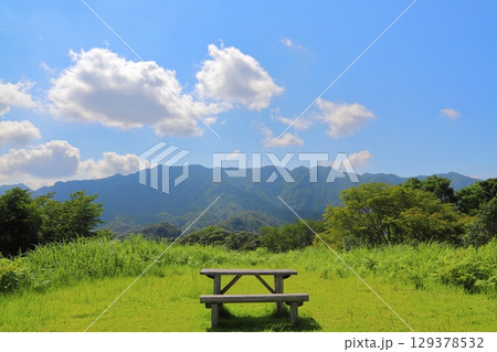 草原　樹木　青空　雲　山地　テーブル　ベンチ 129378532