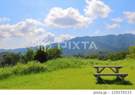 草原　樹木　青空　雲　山地　テーブル　ベンチ 129378533
