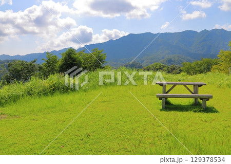 草原　樹木　青空　雲　山地　テーブル　ベンチ 129378534
