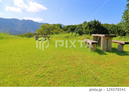 草原　樹木　青空　雲　山地　テーブル　ベンチ 129378541