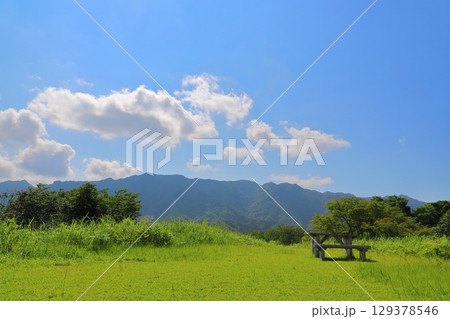 草原　樹木　青空　雲　山地　テーブル　ベンチ 129378546