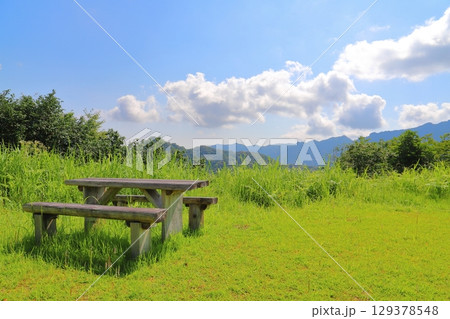 草原　樹木　青空　雲　山地　テーブル　ベンチ 129378548