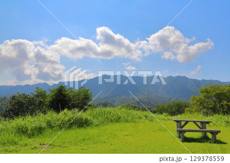 草原 樹木 青空 雲 山地 テーブル ベンチ 草原 樹木 青空 雲 山地 テーブル ベンチ 129378559
