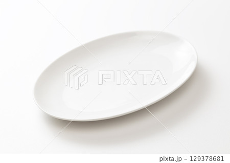 白背景に楕円形の皿 129378681