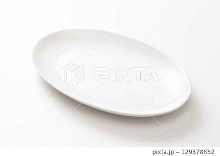 白背景に楕円形の皿 白背景に楕円形の皿 129378682