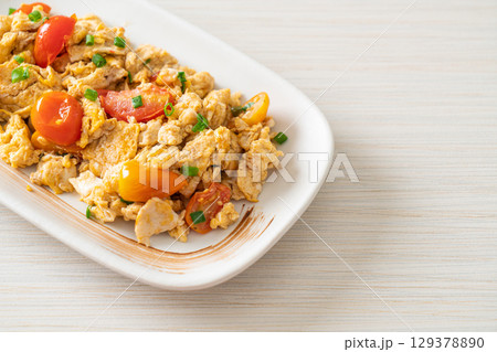 stir-fried tomatoes with egg on plate 129378890