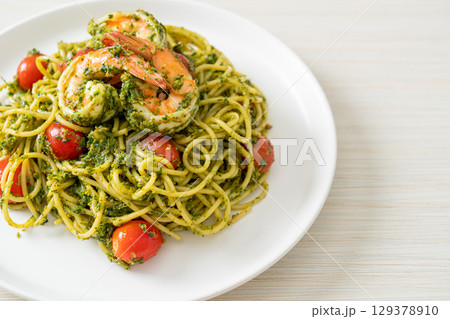 Spaghetti with prawns or shrimps in homemade pesto sauce Spaghetti with prawns or shrimps in homemade pesto sauce 129378910