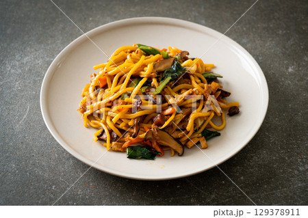 stir-fried yakisoba noodles with vegetable in vegan style stir-fried yakisoba noodles with vegetable in vegan style 129378911