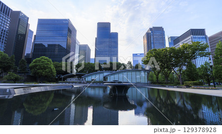 青空が広がる和田倉噴水公園 129378928
