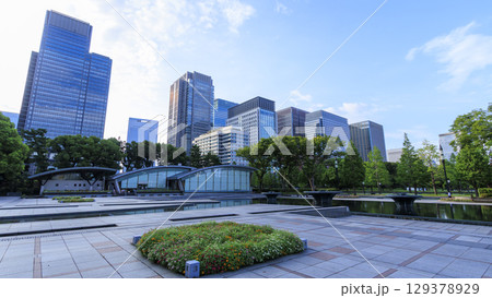 青空が広がる和田倉噴水公園 129378929
