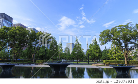 青空が広がる和田倉噴水公園 129378931