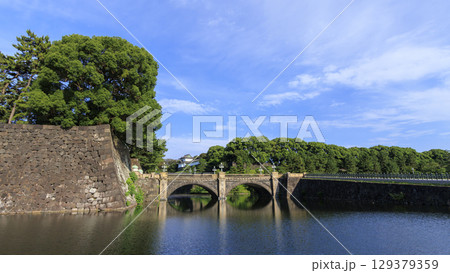 堀に映る石垣 129379359