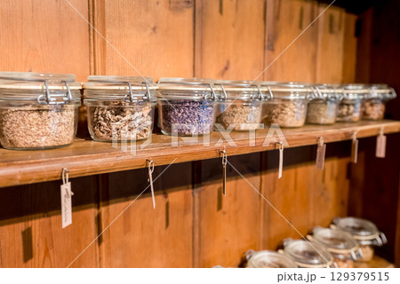 スパイスやハーブが詰まった瓶 スパイスやハーブが詰まった瓶 129379515