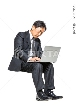 スーツ姿の日本人男性ビジネスパーソンのポートレート（透過背景）｜男性,スーツ,ビジネス,背景透過,人 129379549