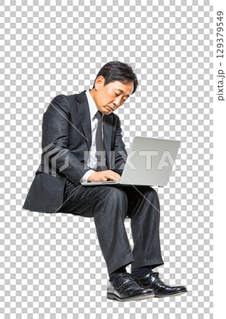 スーツ姿の日本人男性ビジネスパーソンのポートレート（透過背景）｜男性,スーツ,ビジネス,背景透過,人 129379549
