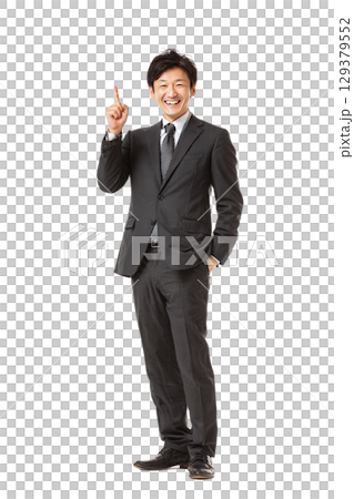 身著西裝的日本男性商務人士肖像（透明背景）| 男性，西裝，商務，透明背景，人物 129379552