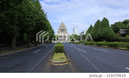 国会議事堂前から見た国会前庭 129379610