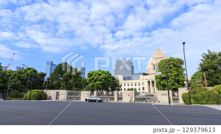 国会議事堂前から見た国会前庭 129379613