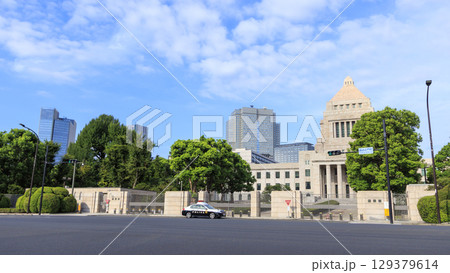 国会議事堂前から見た国会前庭 129379614