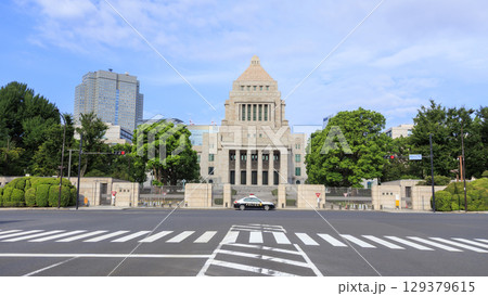 国会議事堂前から見た国会前庭 129379615