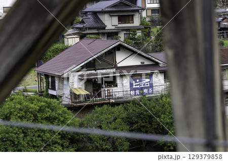 桃介橋から望む長野県南木曽町の家々と緑豊かな山の風景 129379858