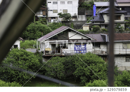 桃介橋から望む長野県南木曽町の家々 129379859
