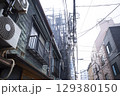 下町の路地裏から見える風景 129380150