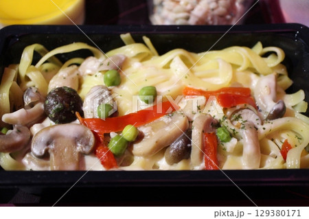 エコノミークラスの機内食　マッシュルームクリームパスタ 129380171