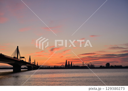 朝焼けに染まる伊勢湾岸自動車道 朝焼けに染まる伊勢湾岸自動車道 129380273