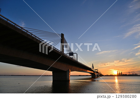 朝焼けに染まる伊勢湾岸自動車道 129380280