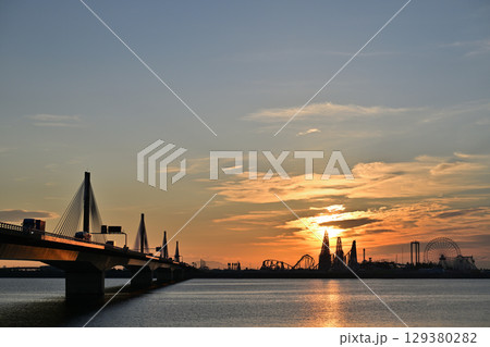 朝焼けに染まる伊勢湾岸自動車道 129380282