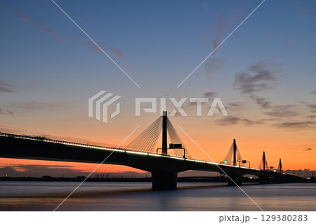 朝焼けに染まる伊勢湾岸自動車道 129380283