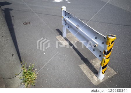 短いガードレールのある風景 129380344